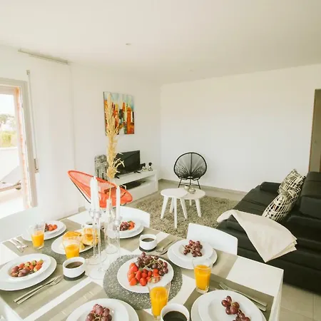 Bela Baia Ii, Private Condominium With Pool Holiday home